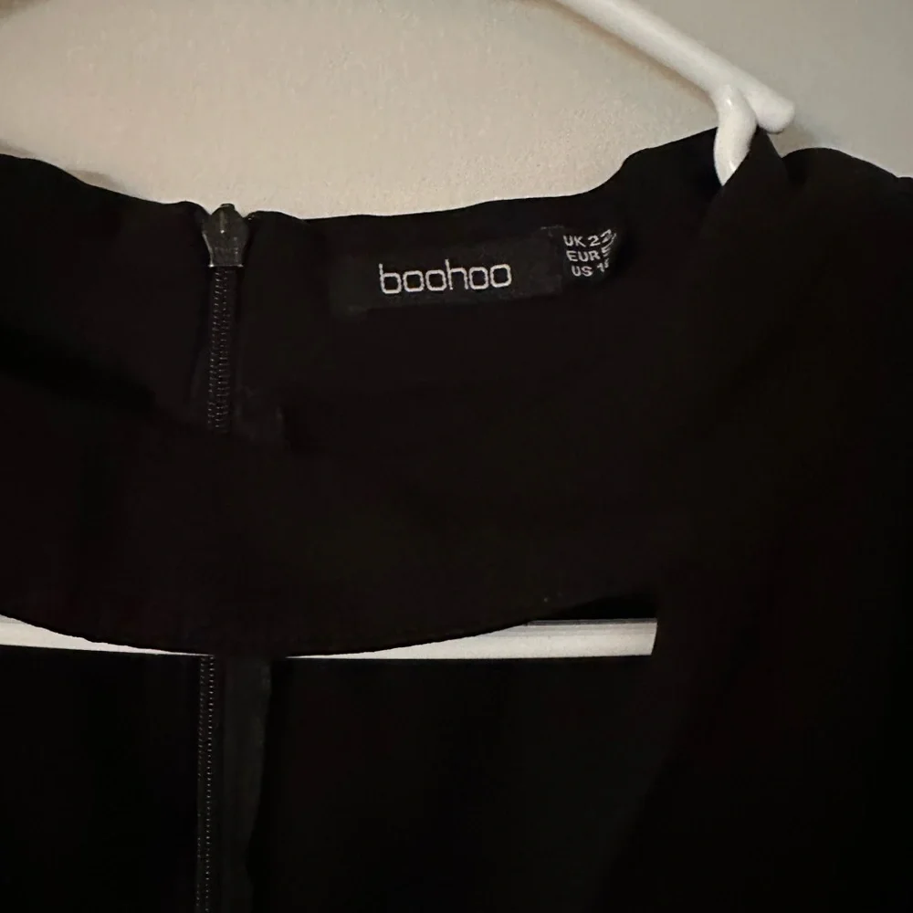 Boohoo plus size Keyhole top - Picture 2 of 3